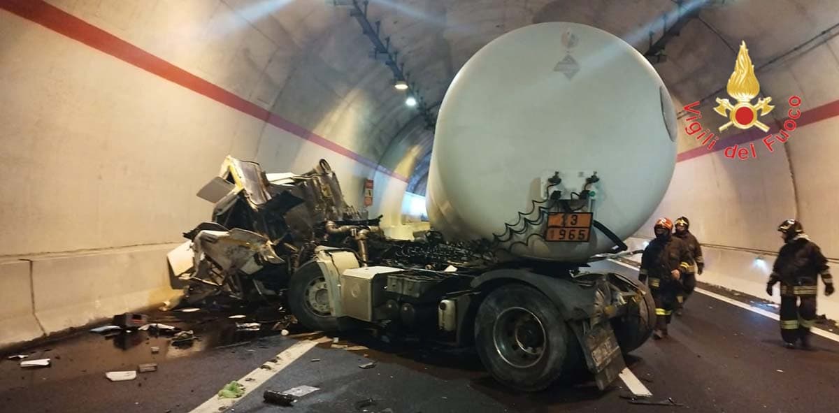 Incidente allo svincolo di Mormanno: coinvolti un autoarticolato ed un'autocisterna