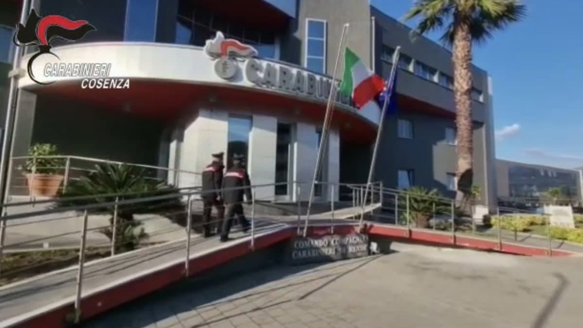 Spaccia eroina mentre è agli arresti domiciliari: finisce in carcere