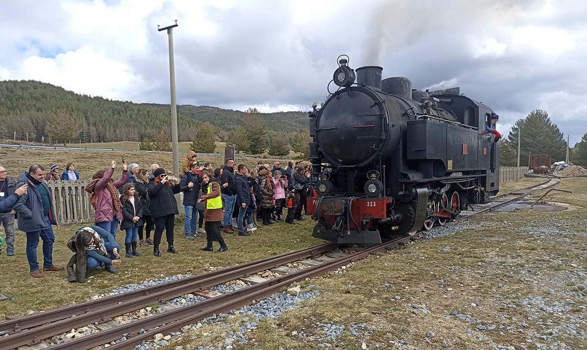 Dalla (quasi) primavera al tipico inverno Silano: è lo spettacolo dell'Itinerario delle Vette con Il Treno della Sila