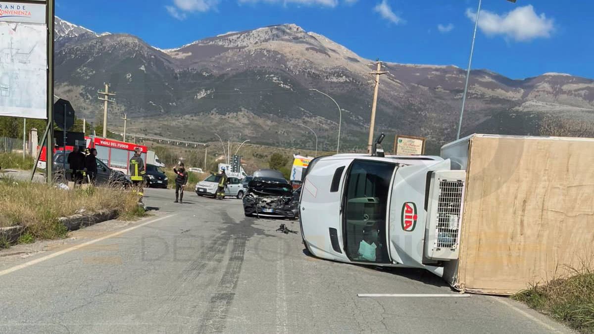 Incidente sulla provinciale 263, si ribalta un furgone frigo: ci sono feriti