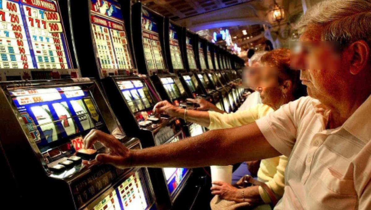 Controlli nelle sale giochi: sequestrate 20 “macchinette” alterate per truffare giocatori ed Erario
