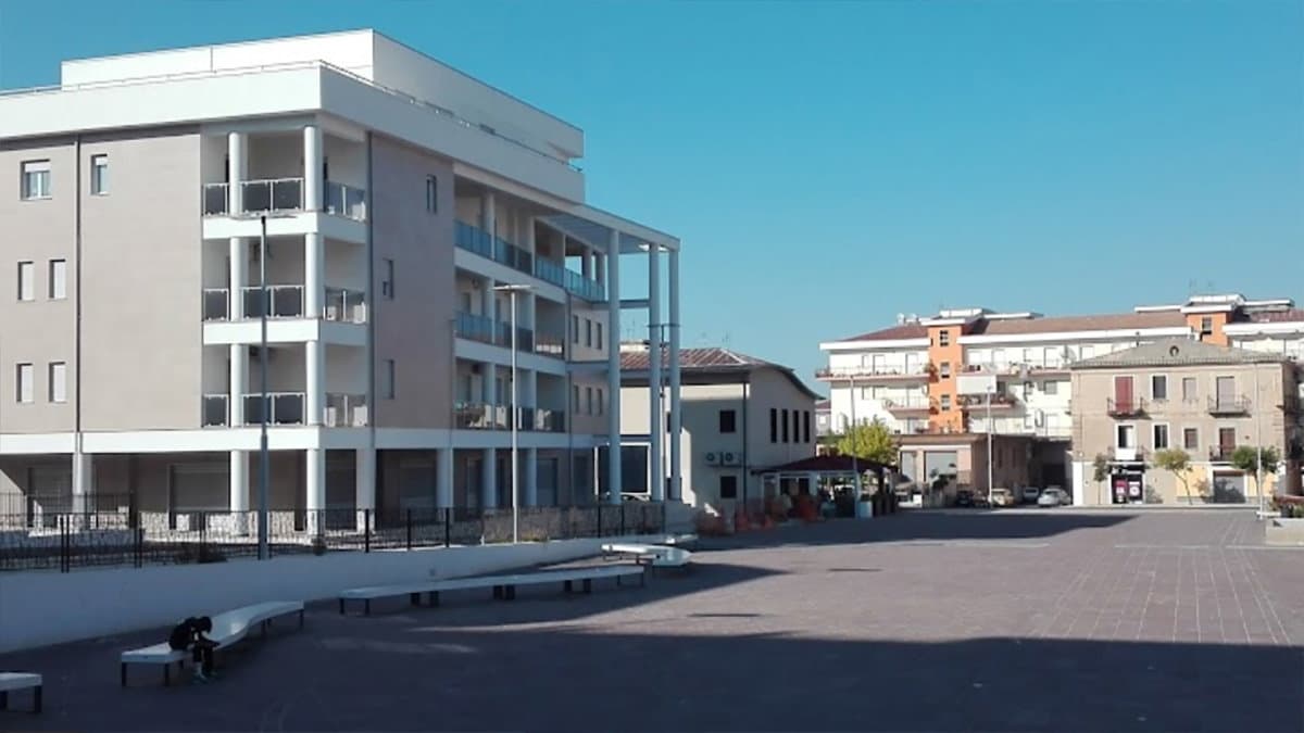 «Piazza salotto: un colabrodo. Parcheggio sotterraneo, si intervenga subito»