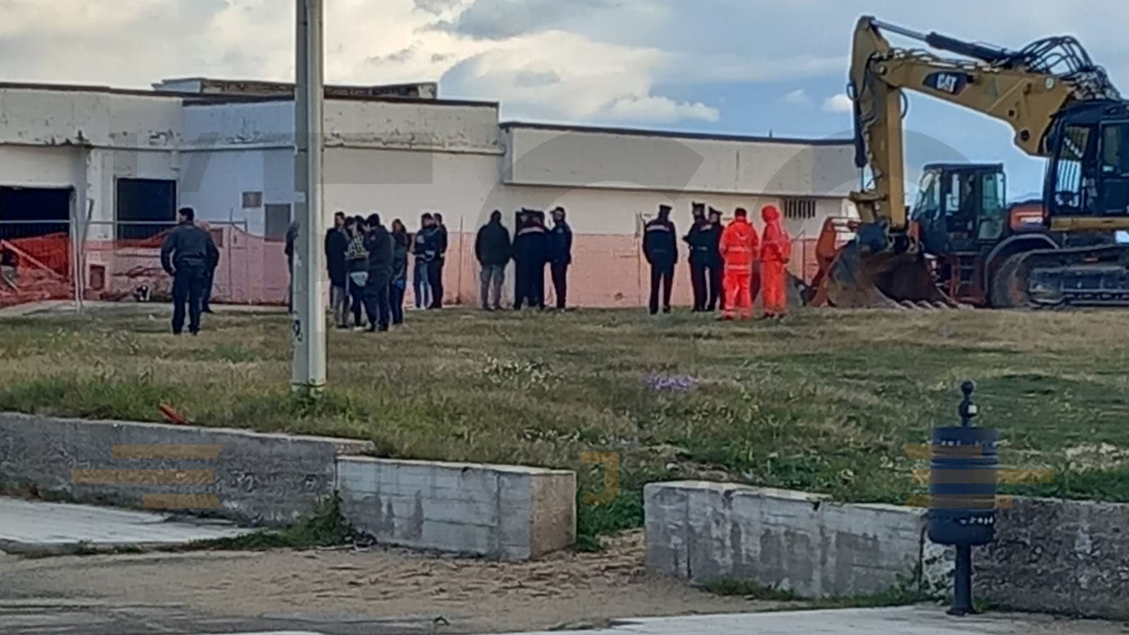 Schiavonea, In corso le operazioni di demolizione del “Lido delle Sirene”