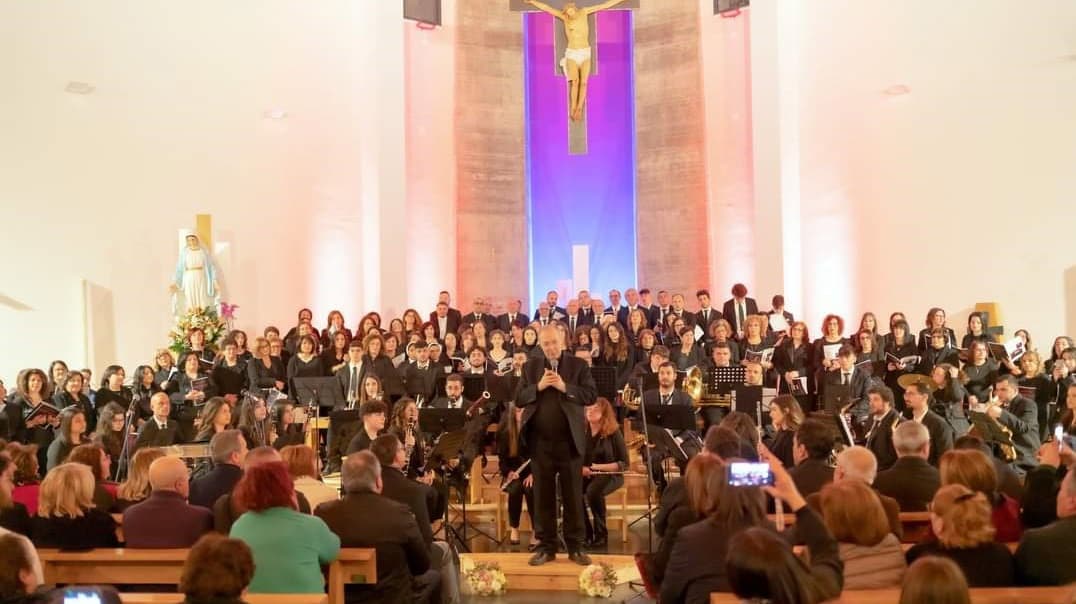 Crosia-Mirto: successo di presenze per il concerto di Passione “Perduname” con mons. Frisina