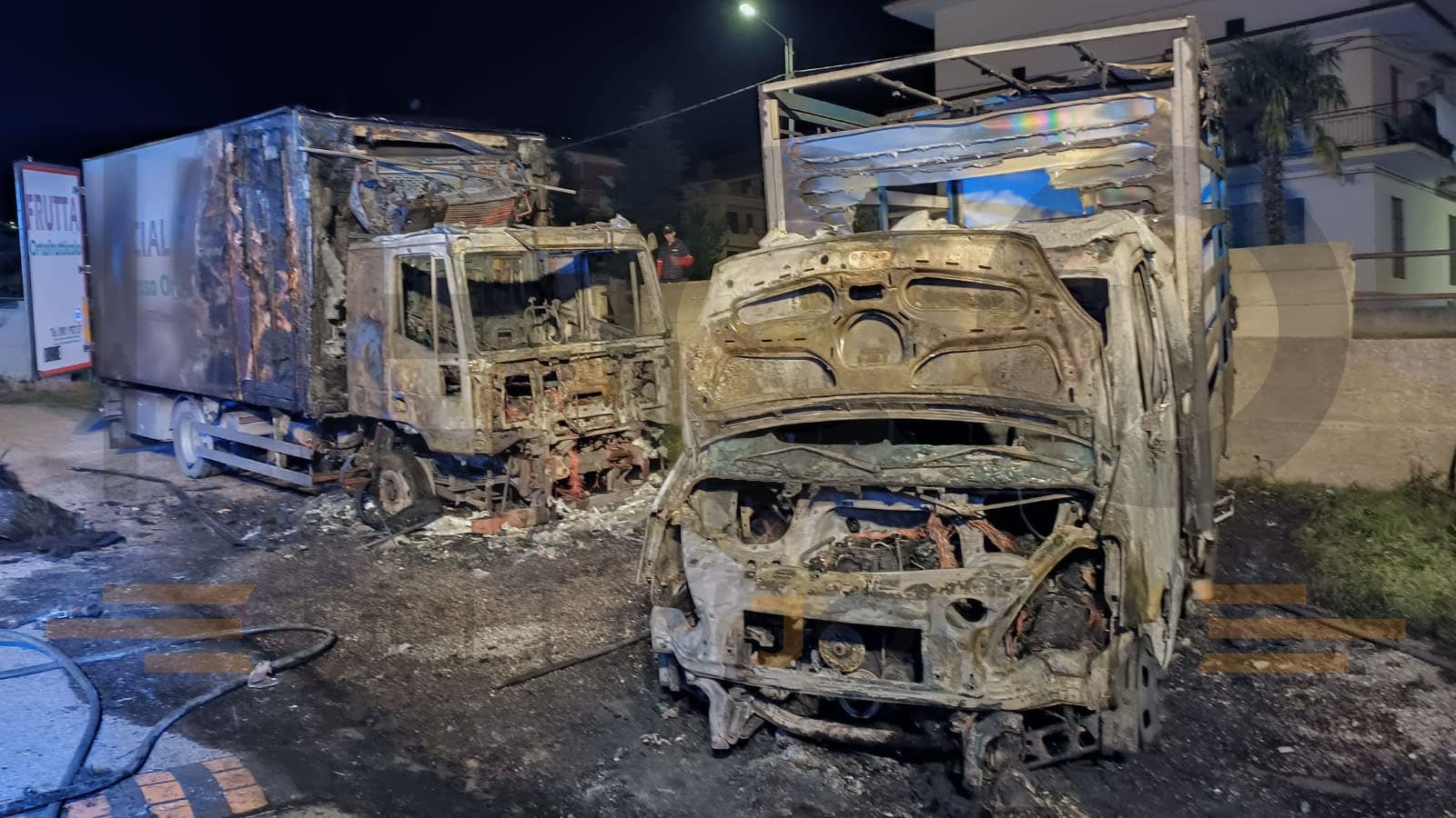 Notte di fuoco a Francavilla marittima, in fiamme due automezzi pesanti
