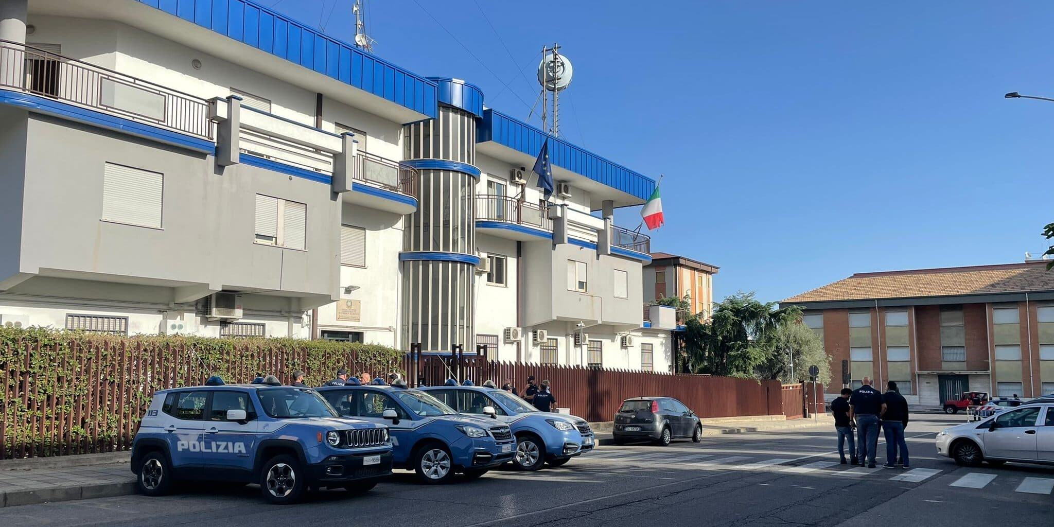 Entra in casa di un anziano, prima l'addormenta con un sonnifero e poi gli ruba tutto