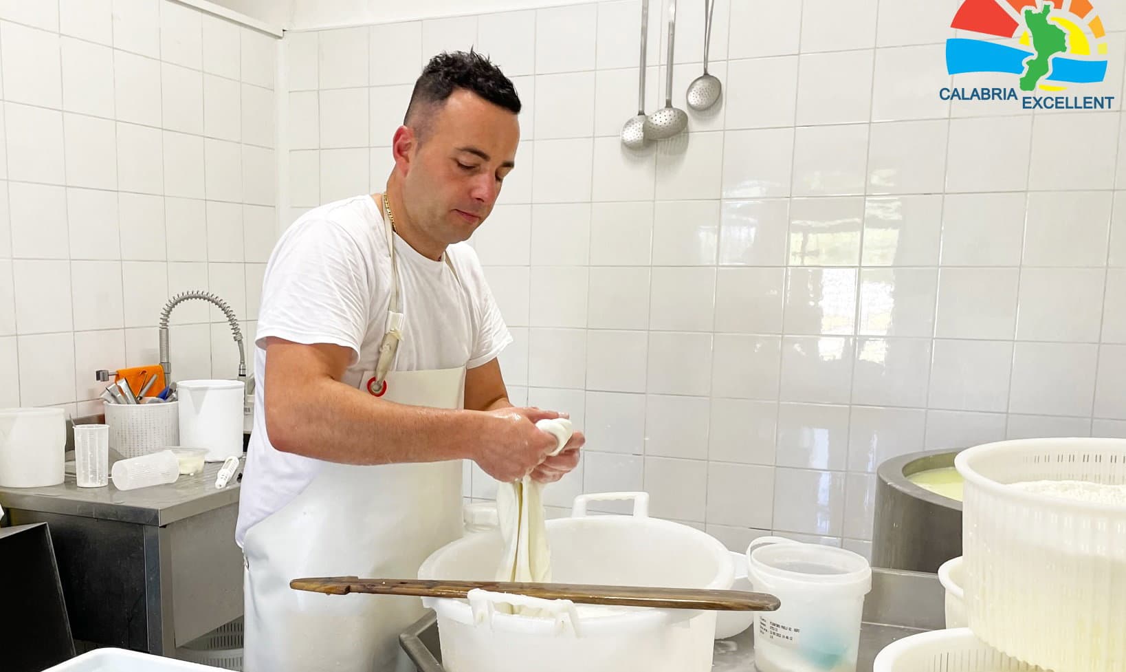 Il maestro casaro Paolo Pignataro con il formaggio calabrese "Magnogreco" vince il caseo-art