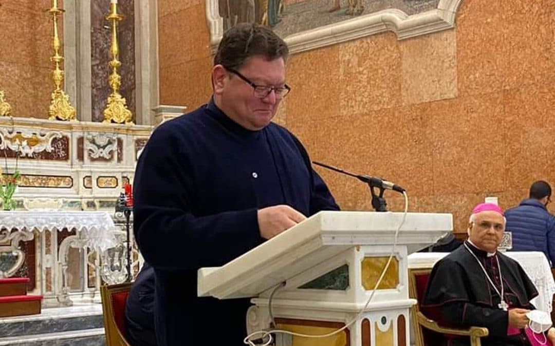 Monsignor Maurizio Aloise annuncia l'ordinazione sacerdotale di Don Marco Fazio
