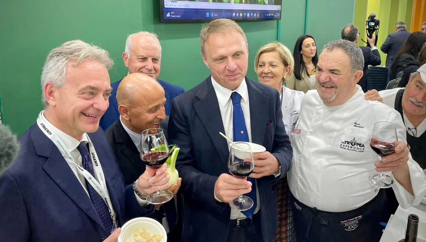 Macfrut di Rimini, Lollobrigida accolto con carcofini selvatici