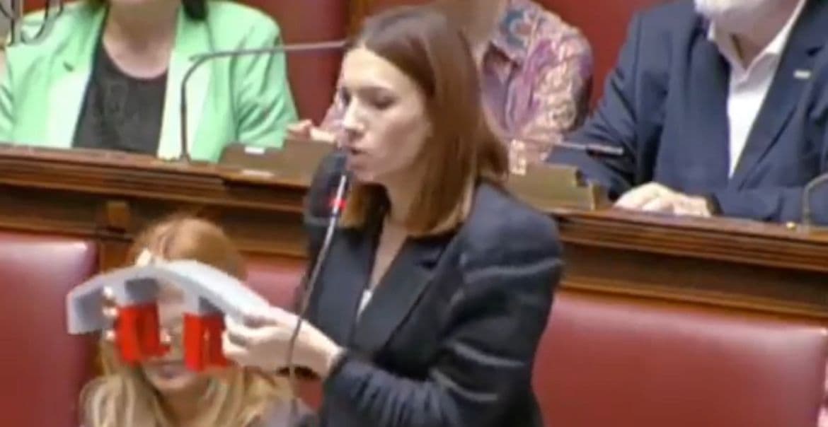Vittoria Baldino interroga Salvini sul crollo della Sila-Mare e gli mostra un ponte giocattolo