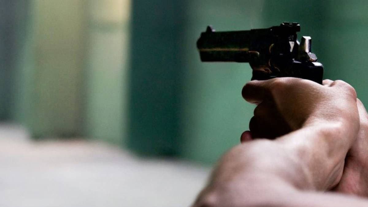 Spara ad un coetaneo, arrestato 32enne per tentato omicidio