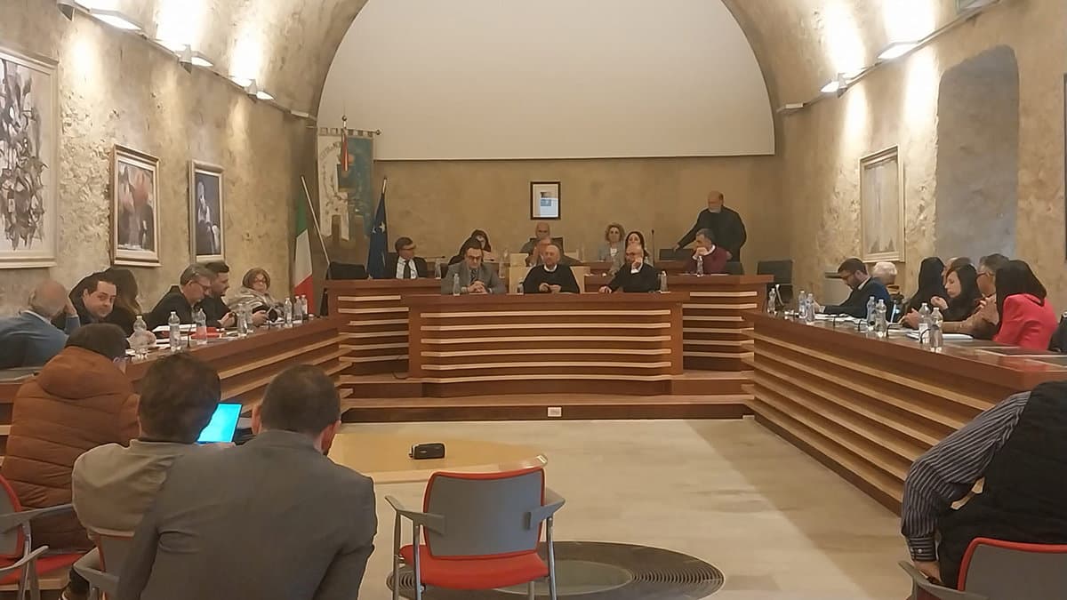 Montalto Uffugo salvo dal dissesto, ma tensione nel corso del Consiglio comunale