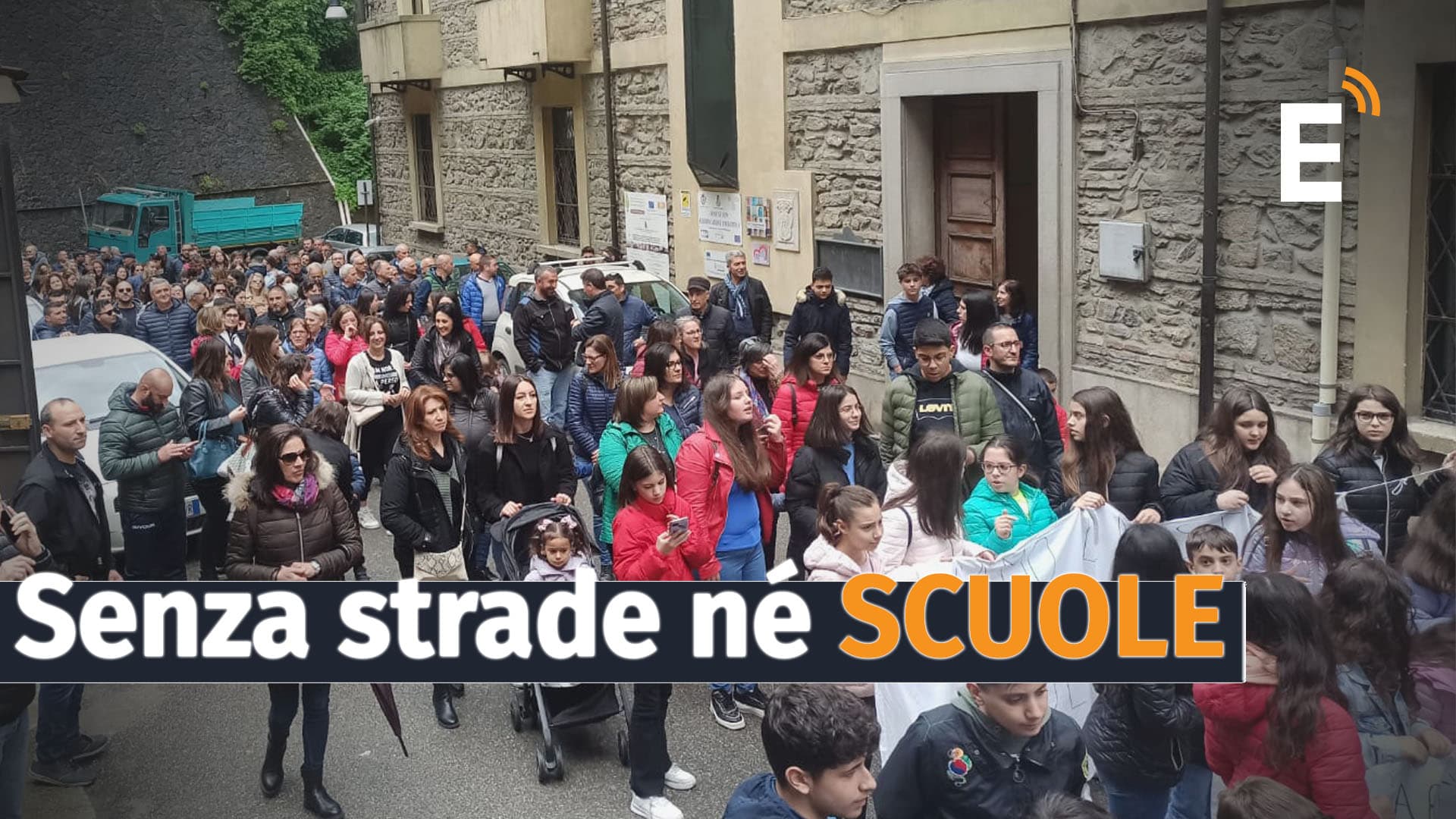 Longobucco è una comunità che non si arrende: oggi sit-in contro il "giallo" della chiusura delle scuole