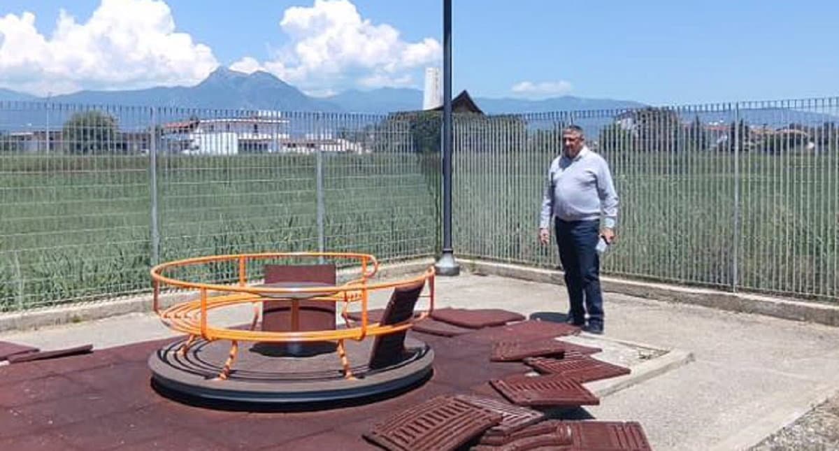 Atti vandalici in un parco giochi a Sibari, Papasso: «Tolleranza zero»
