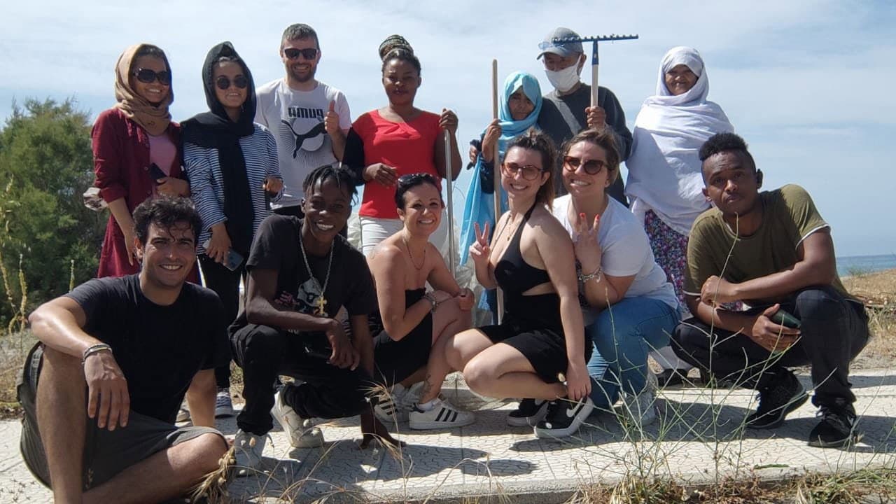 A Crosia una giornata tra ecologia e integrazione per ripulire la spiaggia di Fiumarella