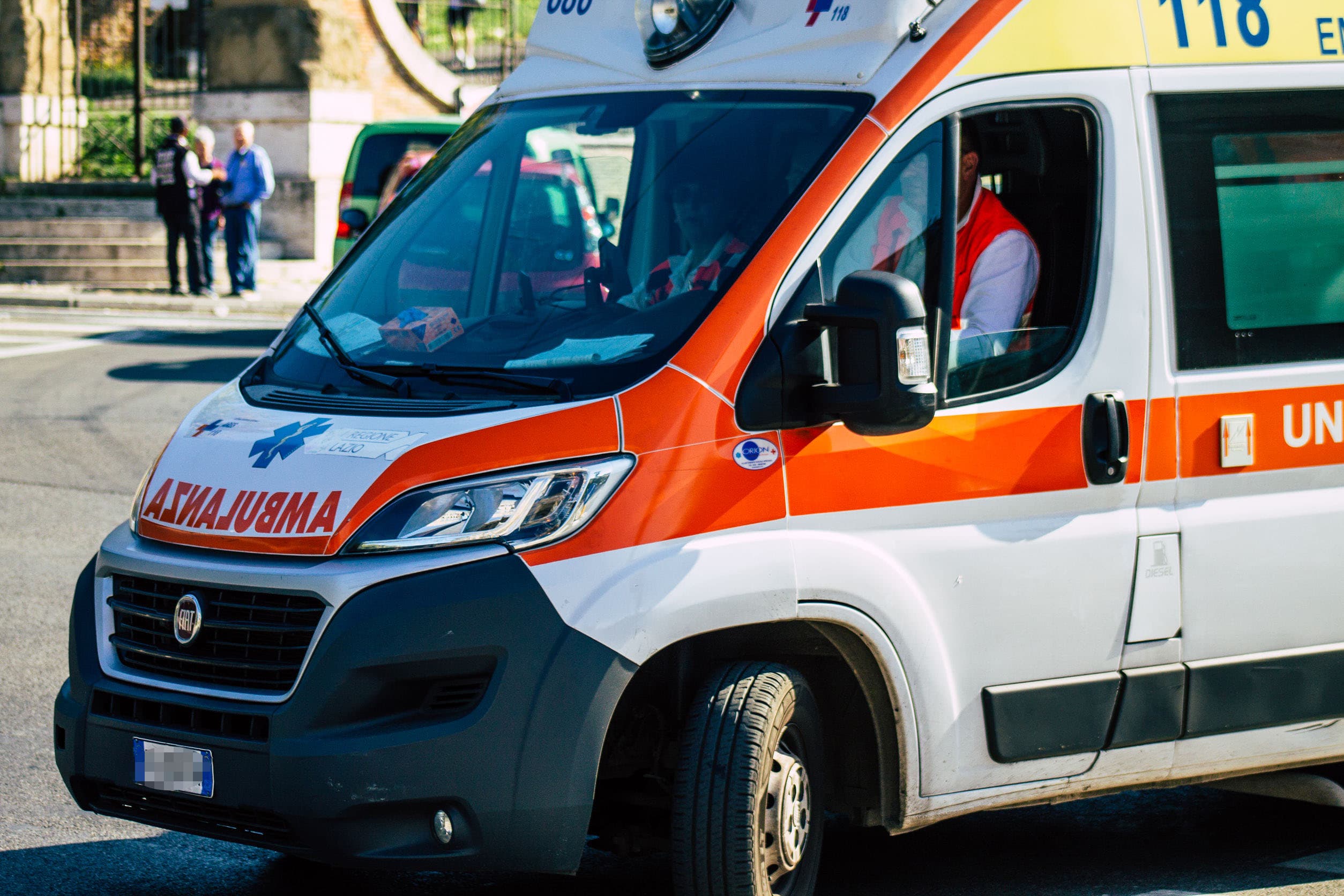 Si sente male in casa e muore. La prima ambulanza arriva ma è senza medico