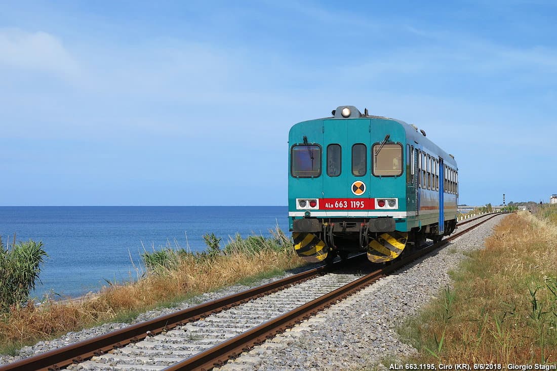 Calabria prima (purtroppo) in disservizi: i treni regionali più "anziani" d'Italia li abbiamo noi