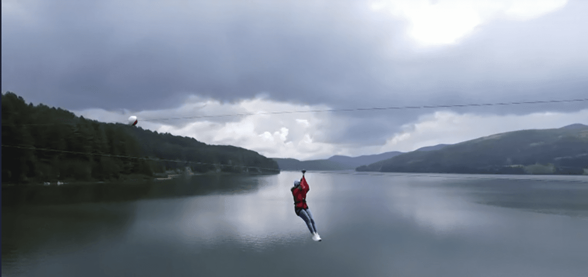 Dall'alto è più bello: appesi ad un filo per volare sul lago Arvo. Un'esperienza da non perdere in Sila