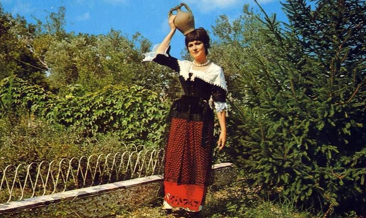 La "Pacchiana" calabrese, tipico e storico costume femminile ricco di decorazioni colorate e ornamenti