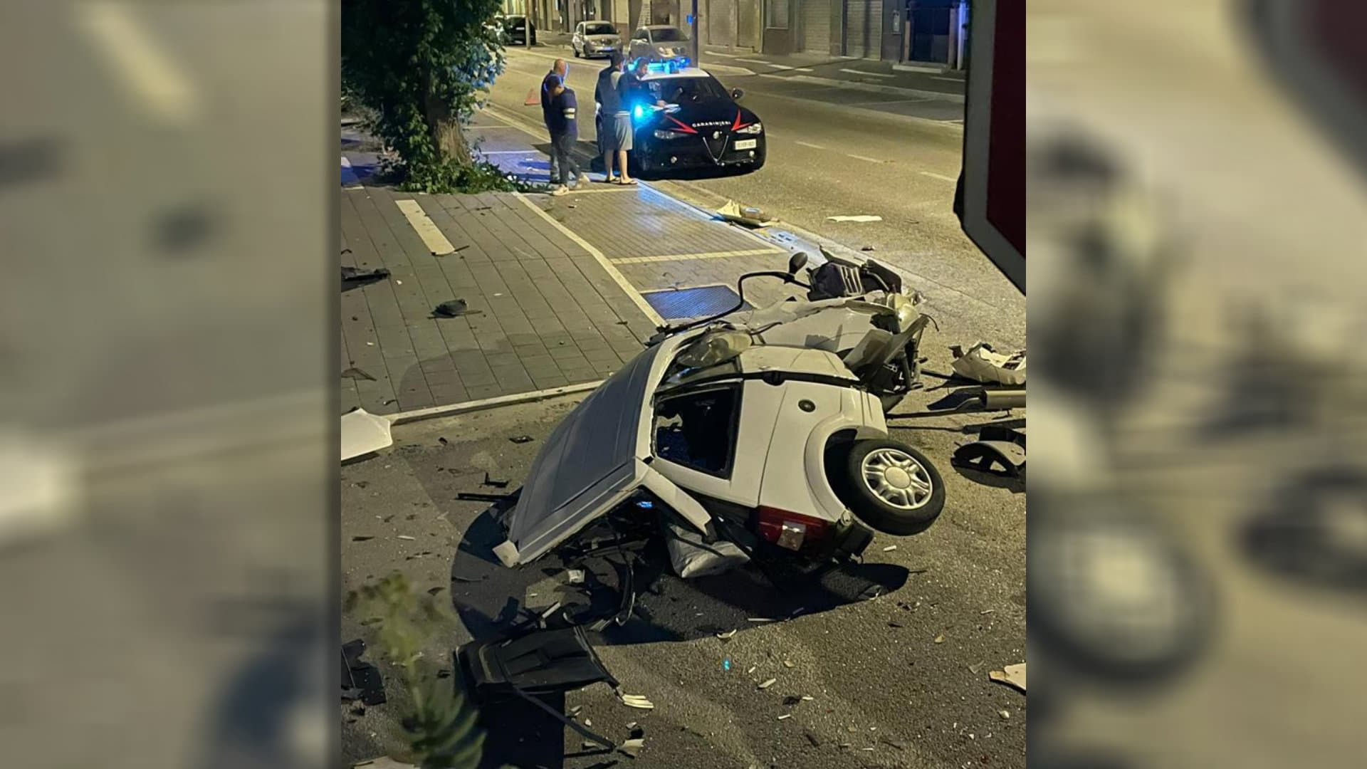 Violento incidente nella notte sulla Statale 106: distrutta una minicar parcheggiata