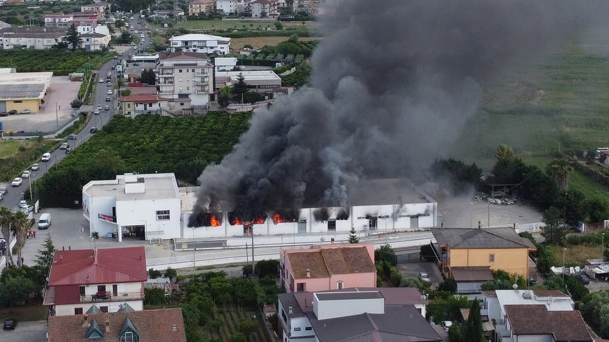 A fuoco un magazzino di cineserie in contrada Santa Lucia