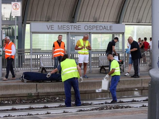 Attraversa i binari per fare bancomat, giovane cosentino muore a Venezia