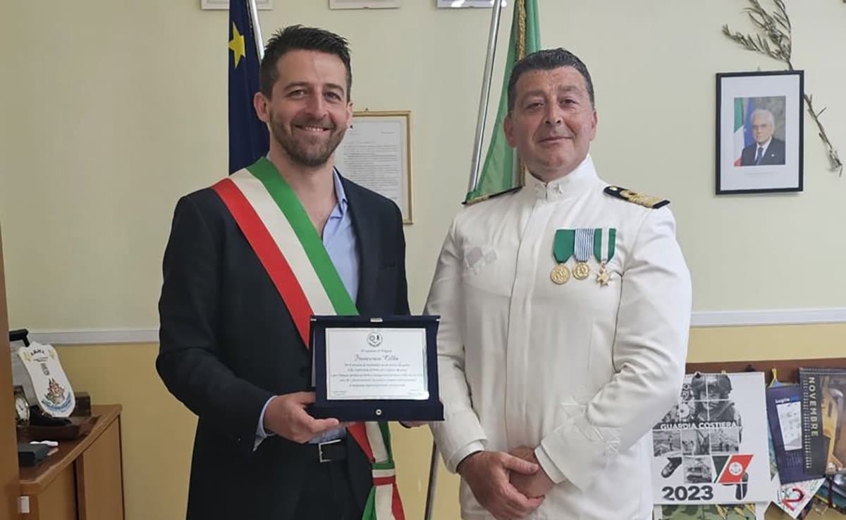 Consegnata la targa al comandante Cillo che lascia la guida della Capitaneria di Porto di Co-Ro