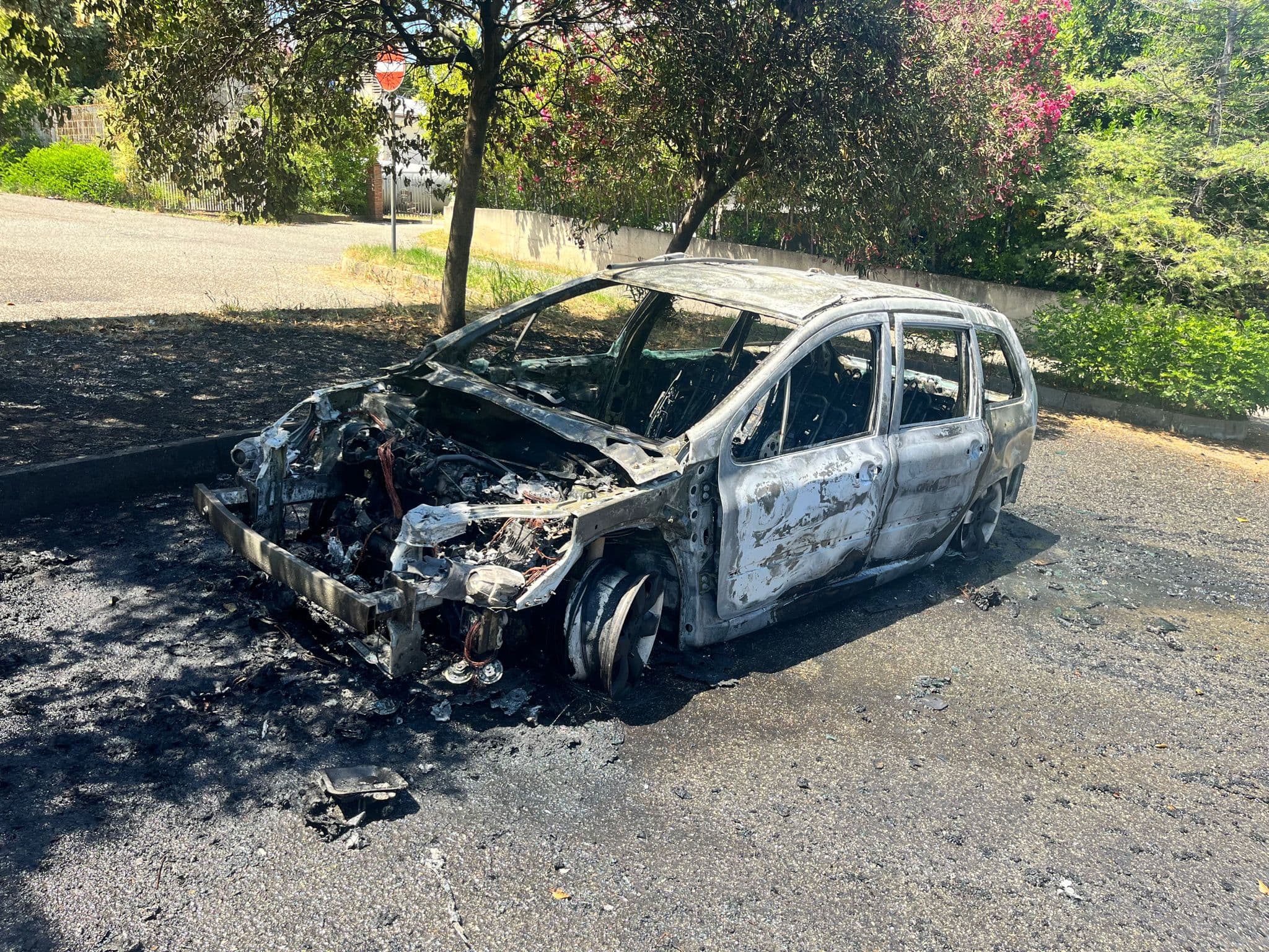 San Cosmo, auto prende fuoco in strada: intervengono i vigili