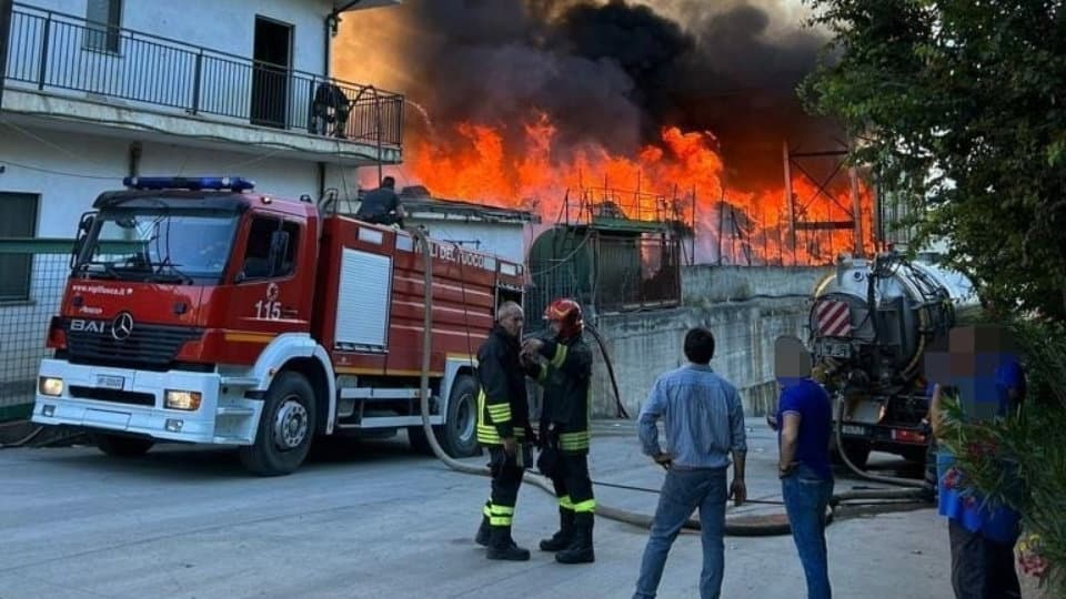 A fuoco tonnellate di rifiuti tra Cassano Jonio e Tarsia: lavoro incessante dei Vigili del fuoco