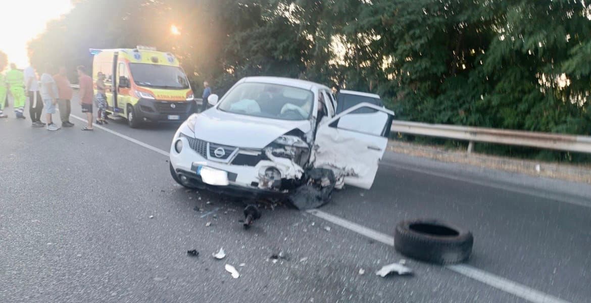 Incidente sulla 106 tra un'automobile e un camion