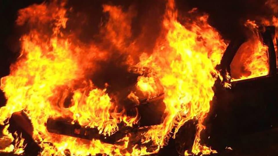 In fiamme un veicolo in moto sulla SS106: tragedia sfiorata per cinque persone