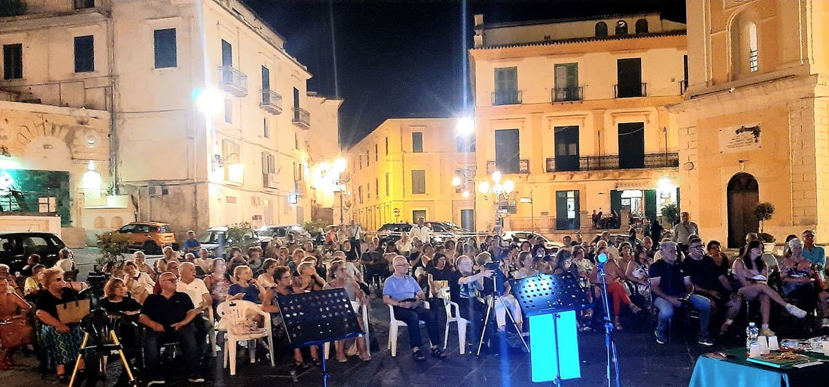 Una Piazza Steri gremita per la settima edizione di "Poesie sotto le Stelle"