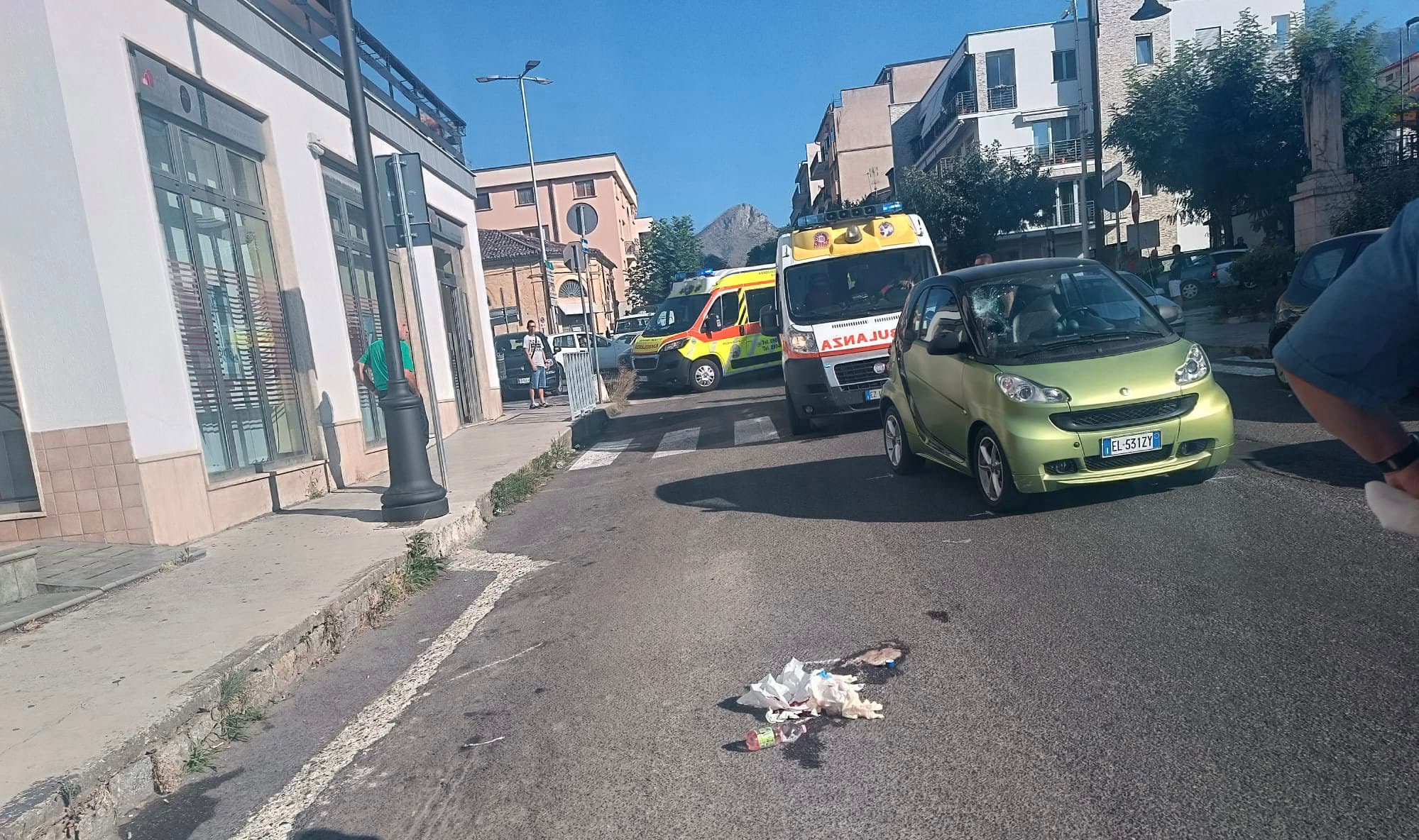 Smart investe una signora mentre camminava, trasferita in ospedale