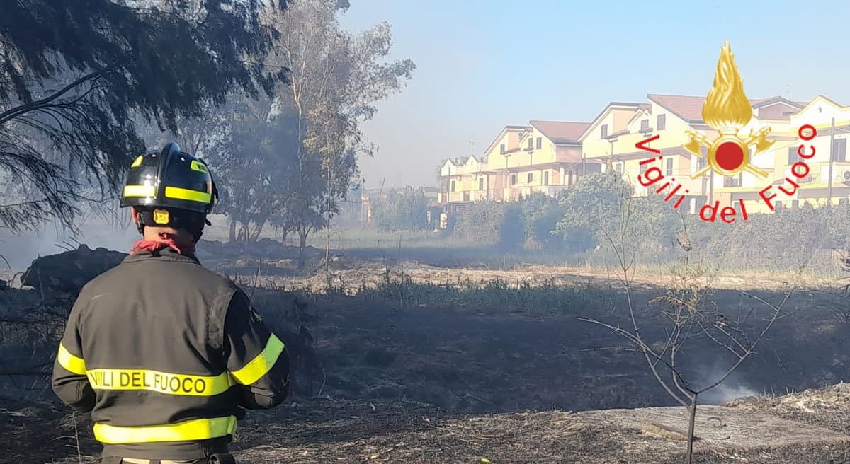 Villapiana brucia, vigili del fuoco impegnati dalle prime ore del pomeriggio nel luogo dell’incendio