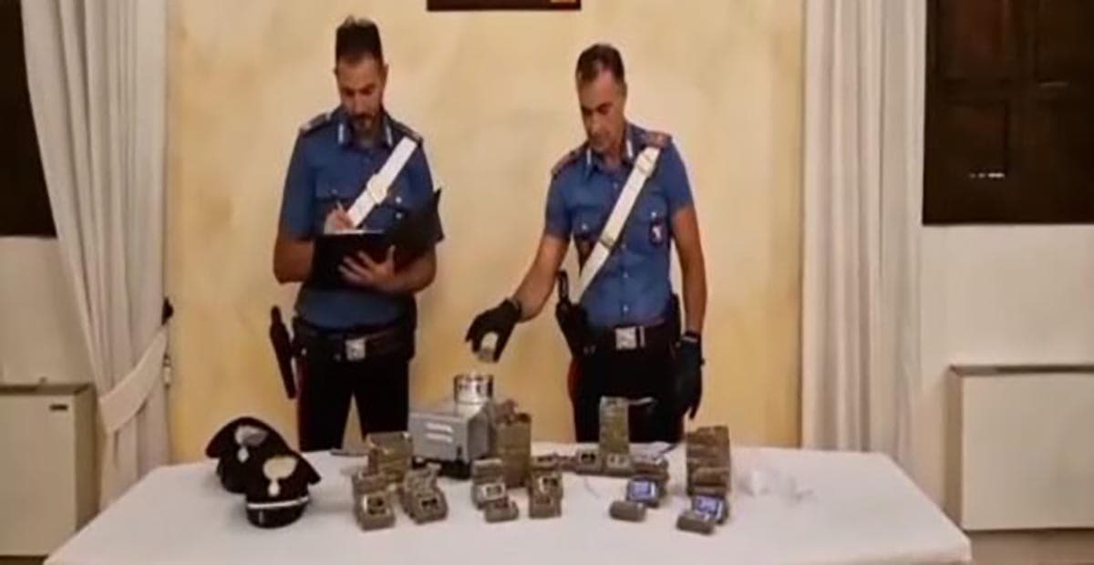 Nella busta della spesa quattro kg di hashish: arrestati due corrieri della droga