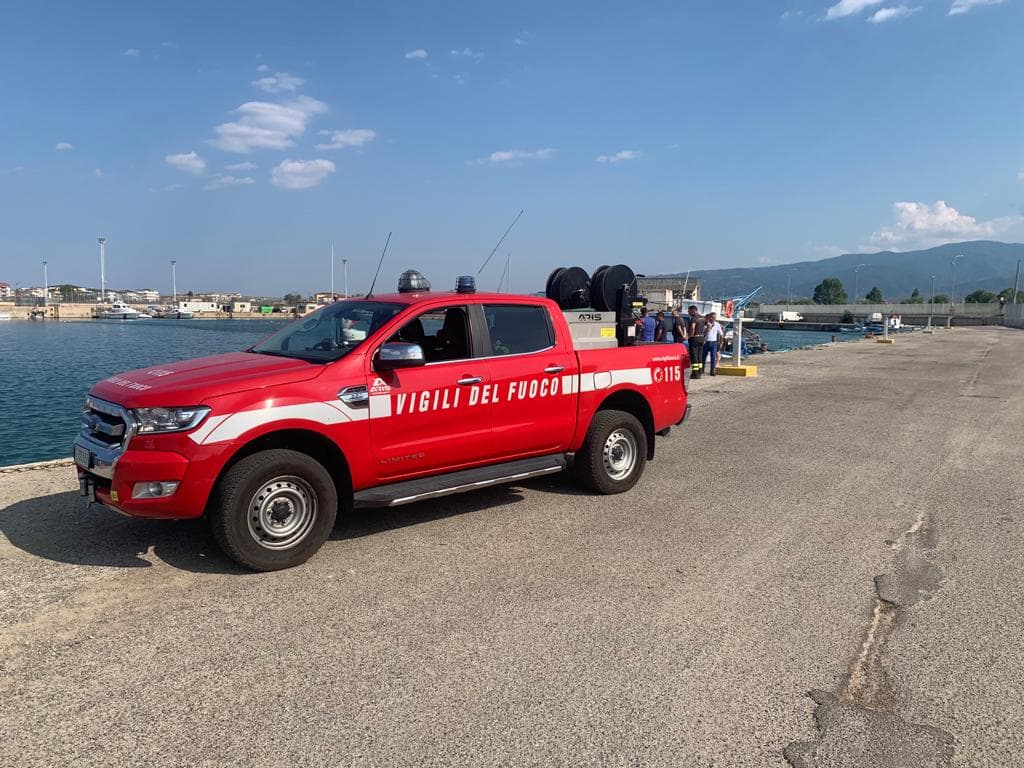 Tragedia al porto di Corigliano: un uomo si lancia con l'auto nella darsena