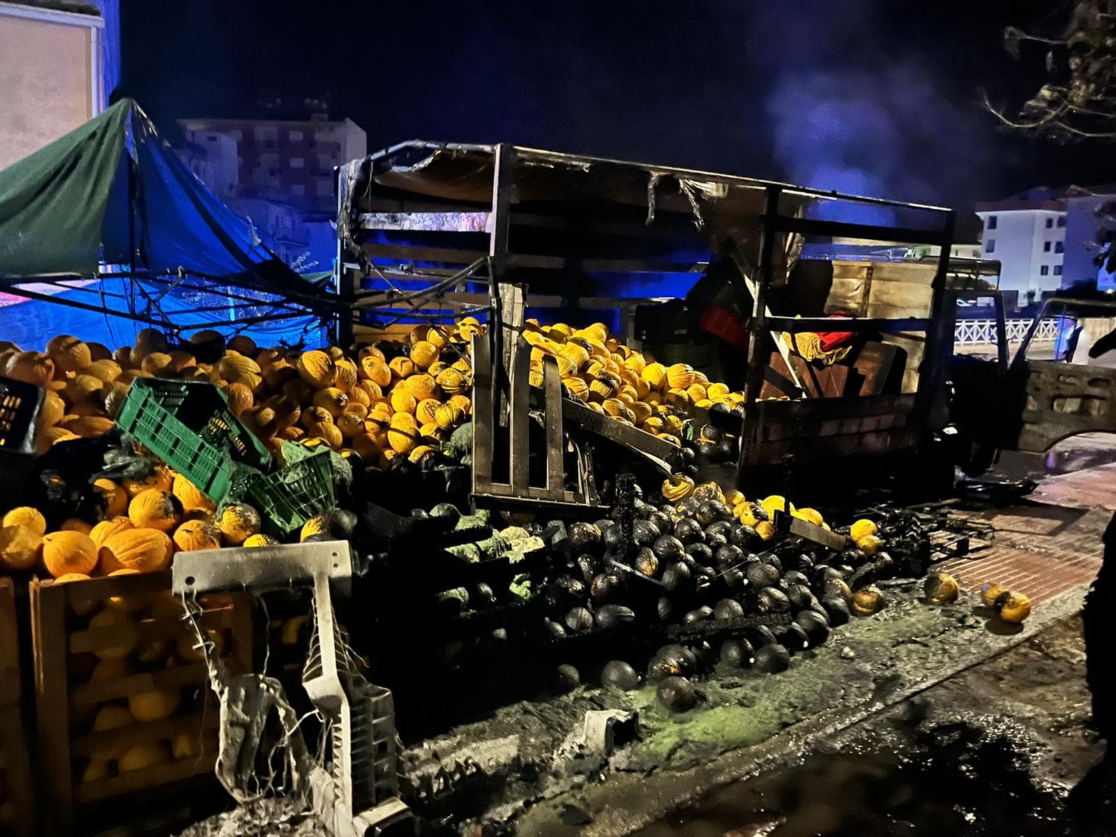 Fuoco e minacce, nella notte distrutto dalle fiamme camion della frutta