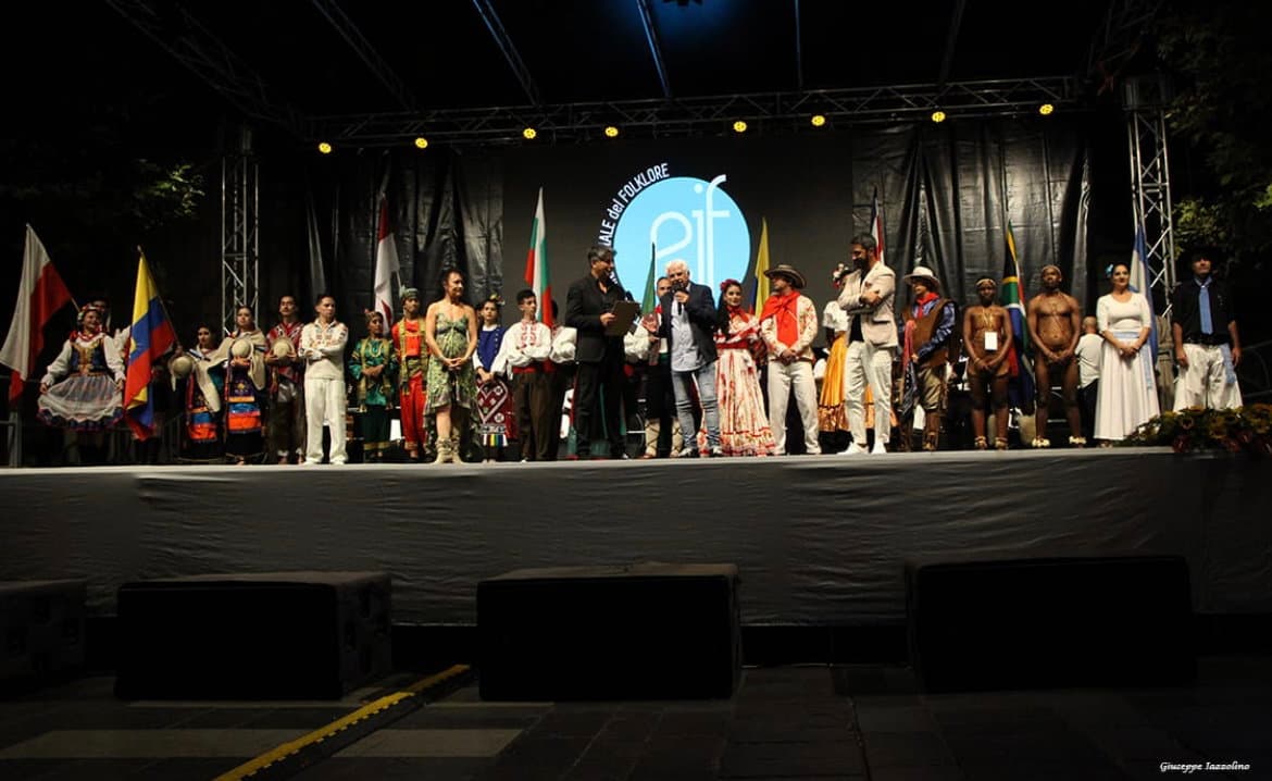 Castrovillari: aperto il festival mondiale del folklore