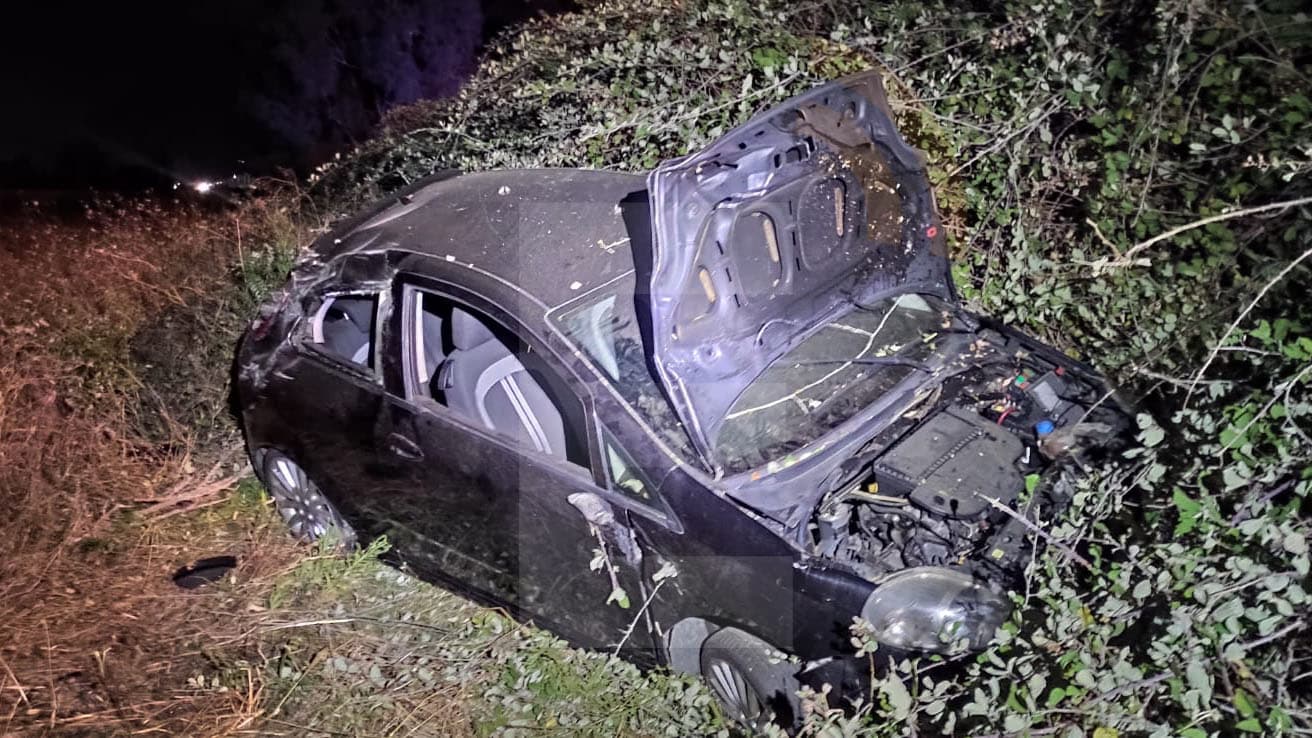 Incidente nella notte sulla SS106: si ribalta un'auto con a bordo due giovani