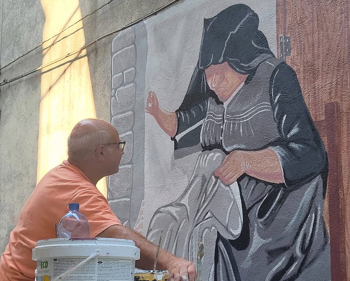 A Longobucco prende vita il progetto "Coloriamo il borgo": arte per i vicoli del borgo medievale