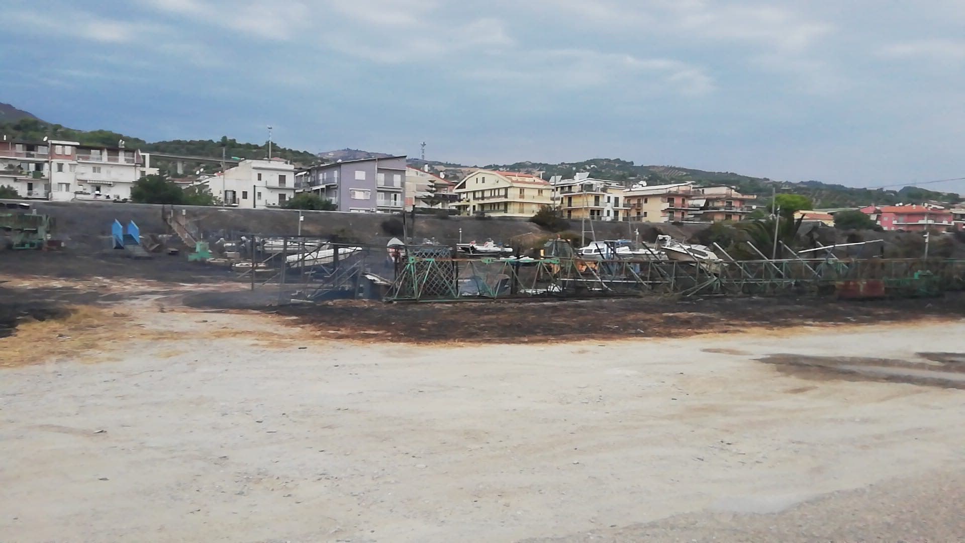 Domato l'incendio di Trebisacce che aveva messo a rischio l'isola ecologica