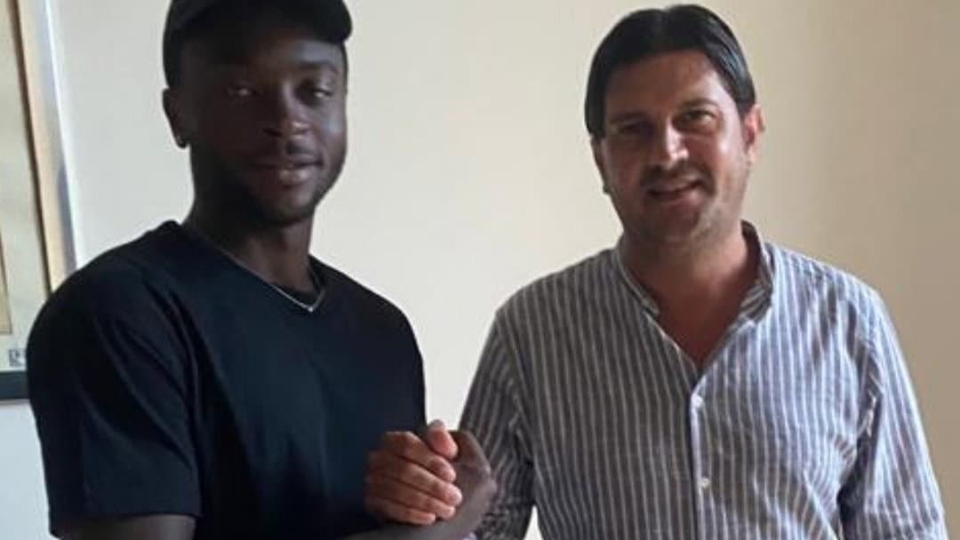 Grande colpo di mercato per il Castrovillari: torna in rossonero il centrocampista camerunense Franck Teyou