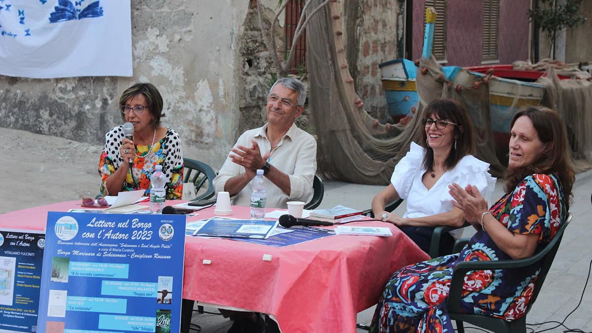 Presentato a Schiavonea il libro di Vitaliano Fulciniti per la rassegna "Letture nel borgo con l’Autore"