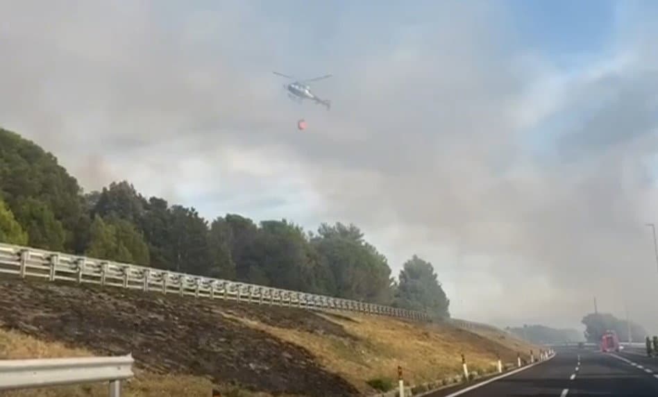 Continua a bruciare il Pollino, disagi alla circolazione sull'Autostrada del Mediterraneo