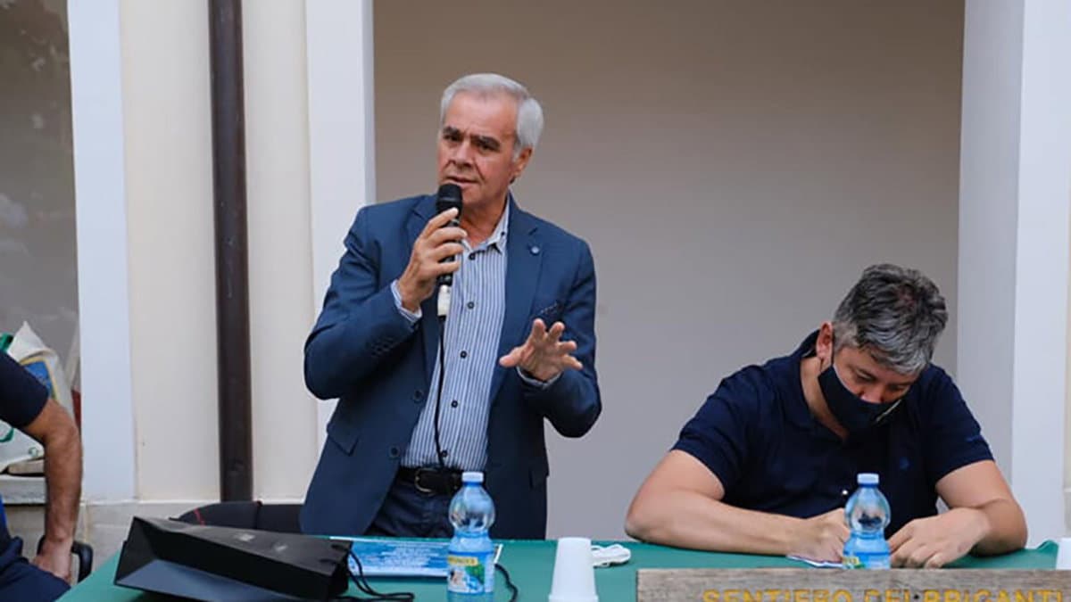 Bagarre a Longobucco, l'ultima seduta del Consiglio comunale «ha offerto uno spettacolo indecente»