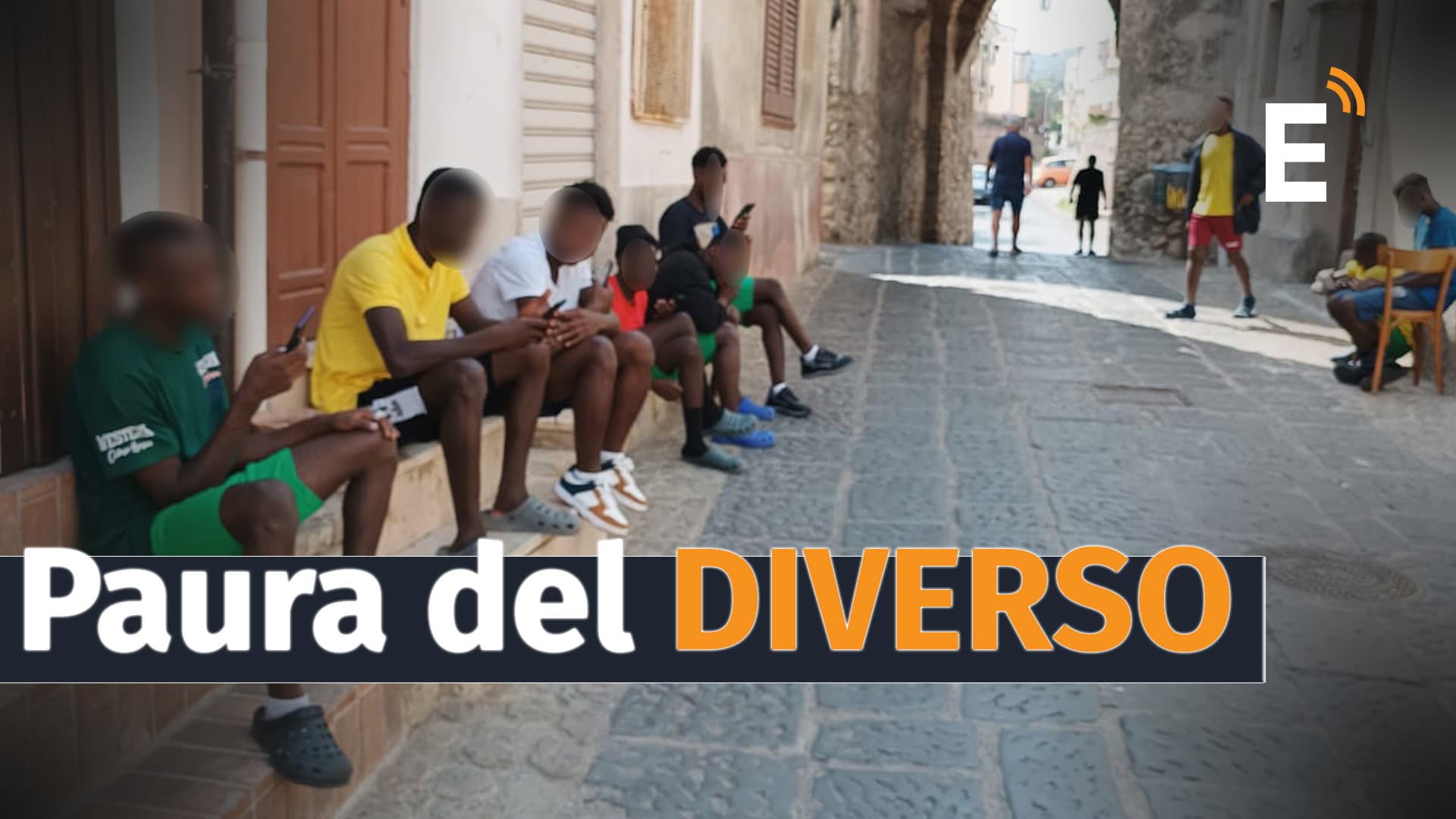 Il Corso di Cariati si riempie di immigrati: non interagiscono e fanno paura. Commercianti e residenti sul piede di guerra