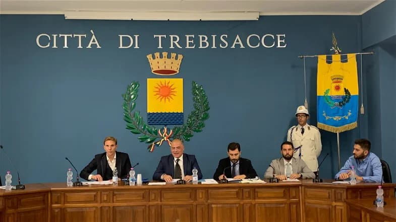 Crisi politica a Trebisacce, ora scende in campo l'armata di FdI... contro Aurelio