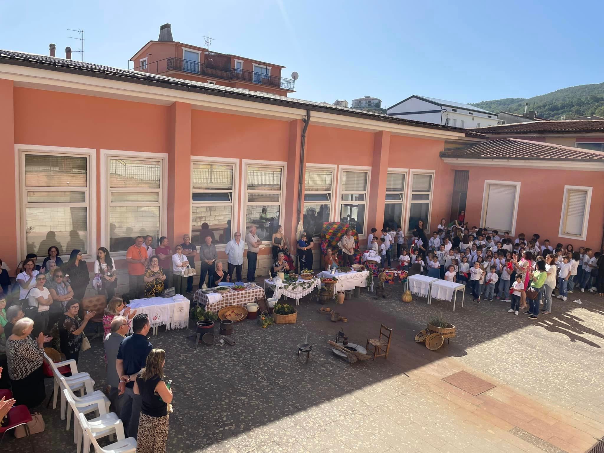 Il sindaco e le scuole di Mandatoriccio festeggiano i nonni