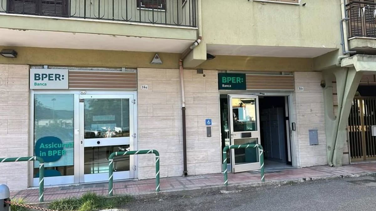Domani sit-in per "difendere" la banca del centro storico rossanese