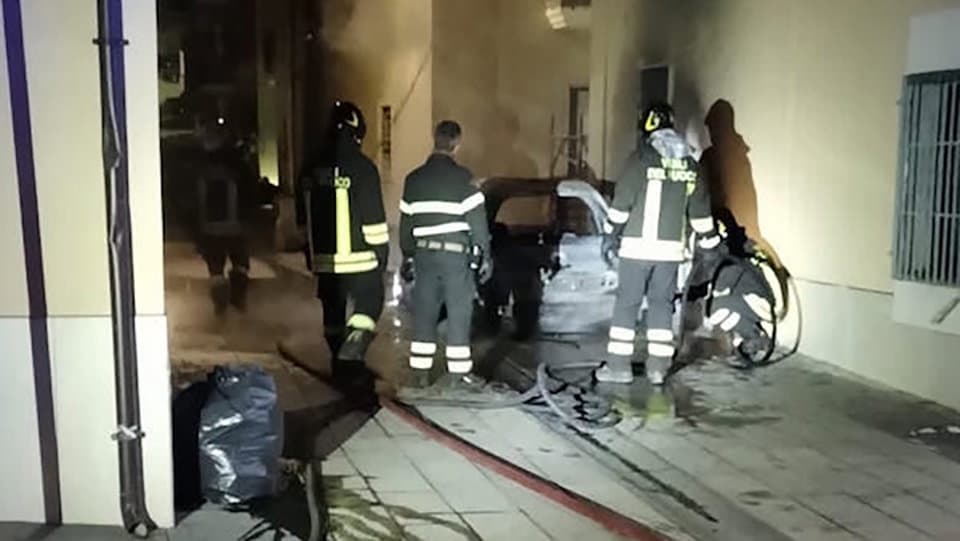 Schiavonea, a fuoco nella notte l'auto di una ex amministratrice comunale